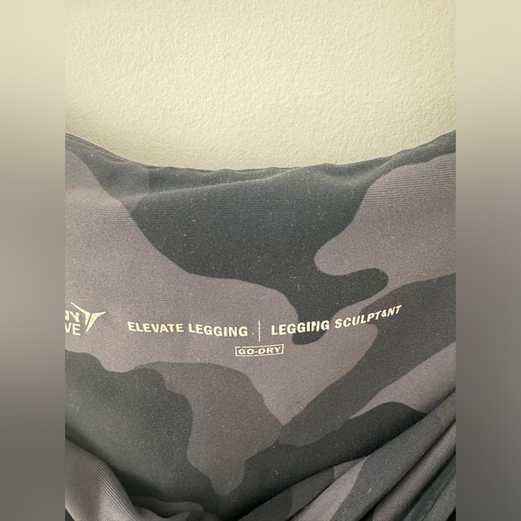 Old Navy camouflage Elevate Legging - Picture 4 of 5